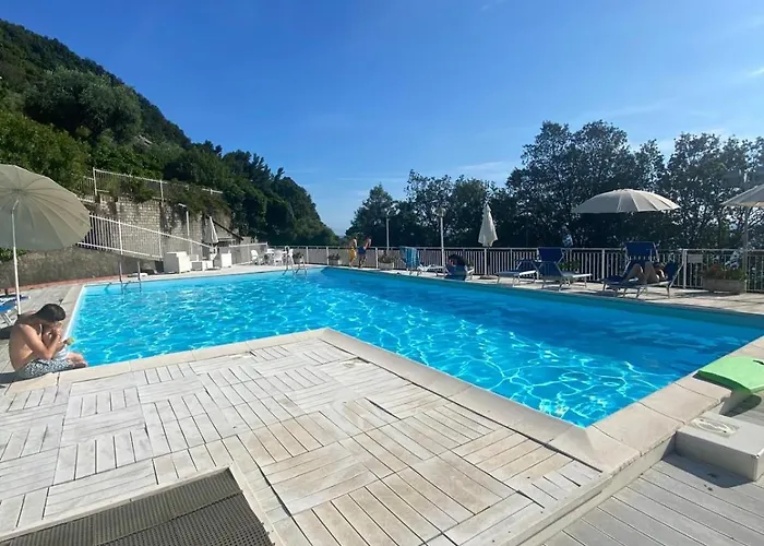 - Le Di Bart Nyaraló *